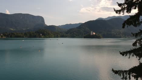 Imágenes-Aéreas-De-Lento-Ascenso-Del-Lago-Bled,-Eslovenia