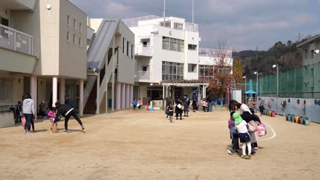 Padres-De-La-Escuela-Esperando-A-Los-Niños-Después-De-Que-Termine-La-Escuela