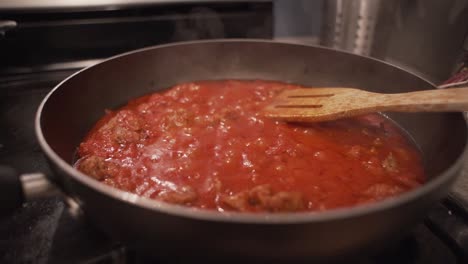 Rote-Spaghettisauce-Kocht-In-Einer-Teflon-Küchenpfanne-Auf-Einem-Herd