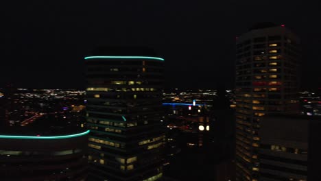 Imágenes-Aéreas-De-Los-Edificios-Del-Centro-Por-La-Noche