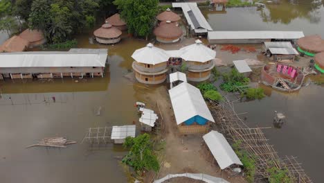 4K-Luftaufnahme-Einer-Schule-Auf-Der-Flussinsel-Majuli,-Die-Von-Den-Monsunfluten-Des-Brahmaputra-überflutet-Wurde