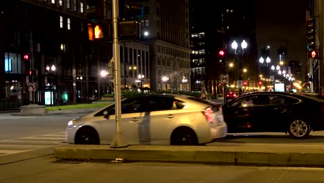 Time-lapse-of-cars-and-people-in-downtown-Chicago-loop-at-night