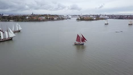 Segeln-Im-Raum-Helsinki-Mit-Klassischen-Holzsegelschiffen