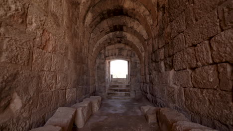 El-Hombre-Sale-A-La-Luz-Al-Otro-Lado-Del-Antiguo-Y-Estrecho-Túnel-De-Piedra-En-Las-Ruinas-De-La-Ciudad-Romana-De-Jerash.