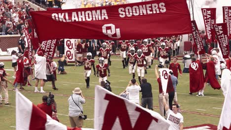 El-Equipo-De-Fútbol-De-Oklahoma-De-Otoño-De-2018-Sale-Corriendo-Al-Campo-Para-Un-Partido.