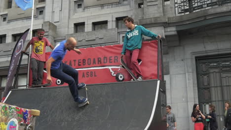 Skater-Führt-Den-Front-Side-Kick-Turn-Trick-Auf-Einer-Holzrampe-Aus