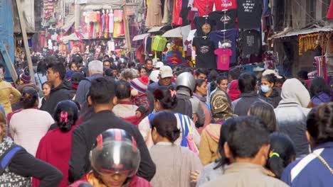 Calle-Llena-De-Gente-Caminando-En-Katmandú,-Nepal.