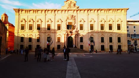 Zeitraffervideo-Aus-Malta,-Valletta,-Touristen-Vor-Der-Auberge-De-Castille