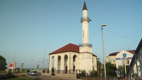 Vista-De-La-Mezquita-En-Una-Pequeña-Ciudad-Europea