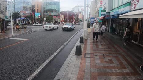 Tráfico-Y-Peatones-En-La-Calle-Kokusai-Dori.