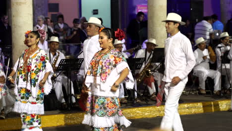 Merida-Yucatan-Folkloretanz-In-Der-Nacht