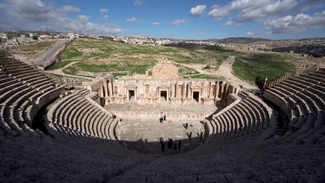 Vista-Panorámica-Del-Teatro-Norte-De-Jerash-N-Ruinas-Romanas-Con-Turistas-Dispersos-En-La-Plaza