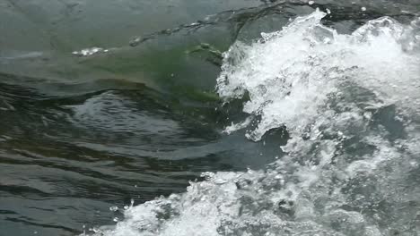 Agua-Flotante-En-Cámara-Lenta