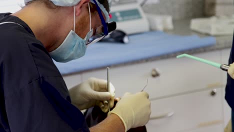 Un-Dentista-Voluntario-Trata-Las-Caries-En-Un-Barco-Médico-En-El-Caribe.