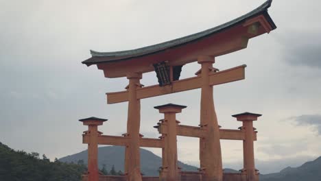 Itsukushima-Schwimmendes-Torii-Tor,-Shinto-Schrein-In-Japan