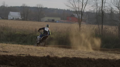 Motocross-En-Una-Pista-En-El-Campo---Carreras-De-Tierra