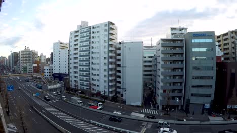 Tokio,-Japan,-Hochhaus-Mit-Wolken-Im-Zeitraffer-Von-Oben-über-Der-Straße