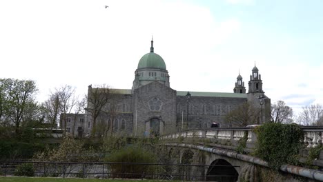 Kathedrale-Von-Galway-über-Brücke-Schwenk-Nach-Rechts-Zeitlupe