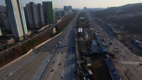 Toma-De-Drone-De-La-Autopista-Gyeongbu,-Toma-De-Seguimiento-Lateral