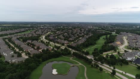 Dies-Ist-Ein-Luftbildvideo-über-Einem-Wohngebiet-In-Lantana,-Texas