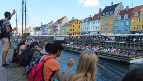 Ein-Zeitlupen-Dolly-Clip-Von-Touristen-In-Kopenhagen,-Die-Den-Passagieren-Auf-Einem-Sightseeing-Boot-Zuwinken,-Das-Auf-Den-Seen-Innerhalb-Der-Stadt-Segelt