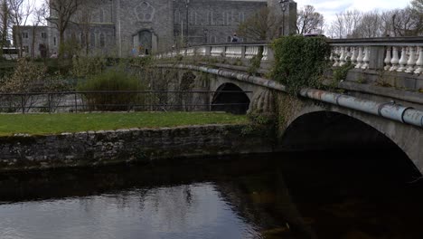 Kathedrale-Von-Galway-über-Brücke,-Schwenk-Nach-Oben,-Zeitlupe