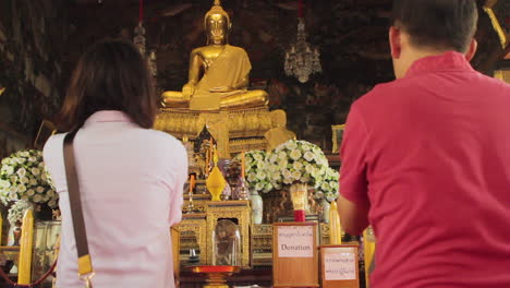 People-praying-in-Buddhist-Temple-to-Buddha:-Bangkok,-Thailand