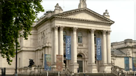 Tracking-shot-of-the-Tate-Gallery,-on-Millbank-overlooking-the-River-Thames,-London