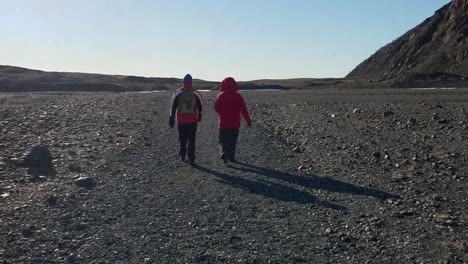 Dos-Excursionistas-Caminando-En-Islandia