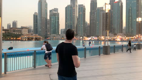 Europäischer-Tourist-Der-Auf-Dem-Dubai-Boulevard-Spaziert