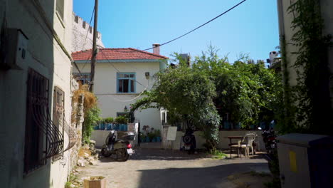 Dieser-Gehweg-Führt-Durch-Enge-Kopfsteinpflasterstraßen,-Umgeben-Von-Malerischen-Häusern,-Zur-Burg-Von-Marmaris