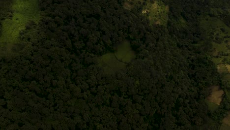 Vista-Aérea-De-La-Ciudad-De-Antigua-Y-El-Volcán-De-Agua,-Inclinada-Hacia-Arriba-4k