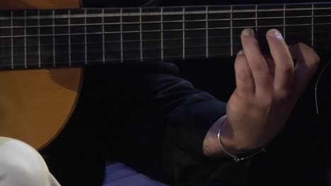 Músico-Flamenco-Tocando-La-Guitarra-Tradicional,-Cuarto-Oscuro.