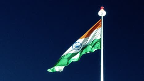 Indische-Nationalflagge-Weht-Hoch-Am-Internationalen-Bahnhof-Von-Bangalore