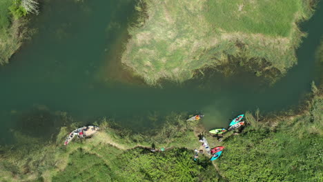 Rotación-De-Arriba-Hacia-Abajo-Hacia-Arriba-De-Kayakistas-En-Un-Arroyo-En-El-Lago-Hagg