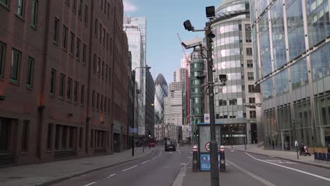 3-Cámaras-CCTV-En-Liverpool-Street-En-Londres-Con-El-Edificio-Gherkin-En-El-Horizonte