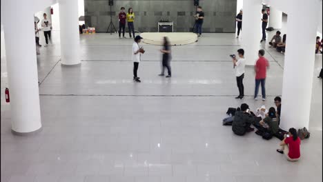 Timelapse-of-people-practicing-for-a-big-perfomance-in-a-big-hall