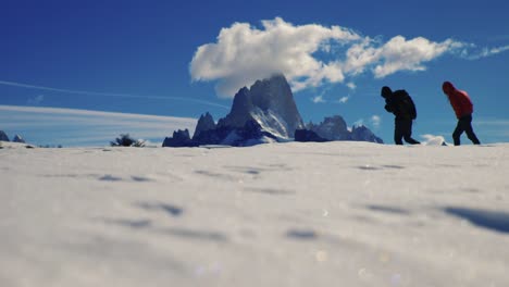 Escaladores-De-Altitud-En-Argentina-Cruzando-La-Pantalla,-Con-Fitz-Roy-Al-Fondo.