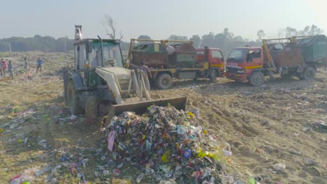 Vertido-De-Basura-Por-Máquina-JCB-En-La-Planta-De-Gestión-De-Residuos-Sólidos,-Haridwar,-Uttarakhand,-India