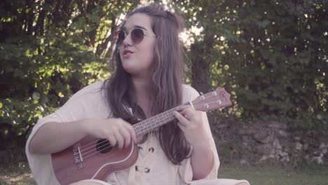 Este-Es-Un-Momento-Pacífico-Con-Una-Grabación-De-Ukelele,-Tocando-En-La-Naturaleza