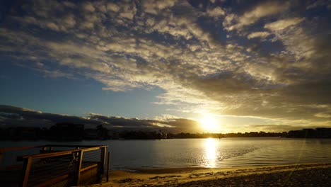 Zeitraffer-Des-Sonnenuntergangs-über-Budds-Beach-An-Der-Goldküste-Australiens