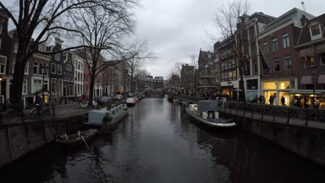 Amsterdam-city-timelapse-at-canal-waterfront,-Amsterdam,-Netherlands