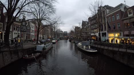 Timelapse-De-La-Ciudad-De-Amsterdam-En-El-Paseo-Marítimo-Del-Canal,-Amsterdam,-Países-Bajos