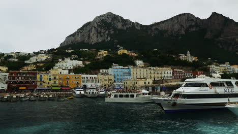 Una-Vista-Capturada-Desde-Un-Barco-Mientras-Salía-De-Capri,-Italia-En-Verano.