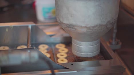 Mini-Donuts-Werden-Von-Einer-Maschine-Auf-Pier-39-In-San-Francisco-Hergestellt