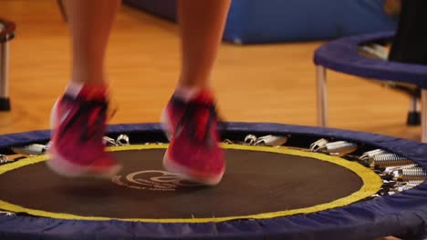 Springen-Auf-Fitness-Trampolin-Rebounder-Mittlere-Nahaufnahme