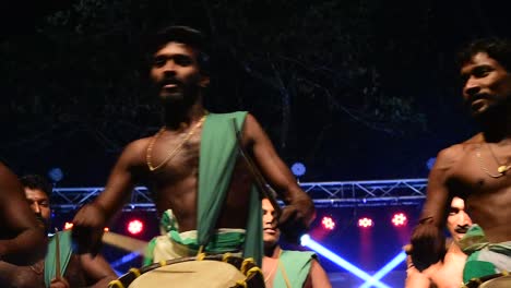 Eine-Gruppe-Von-Künstlern,-Die-Chenda-Melam-singari-Melam-Bei-Einem-Fest-Der-Architekturhochschule-In-Kerala-Aufführten