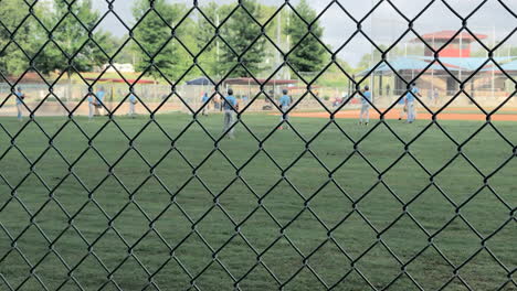 Niños-Practicando-Béisbol-Un-Domingo