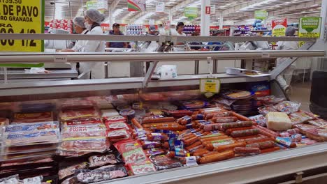 Auswahl-An-Schinken,-Speck,-Wurst-Und-Anderen-Eingebetteten-Produkten-Im-Supermarkt-„Soriana“