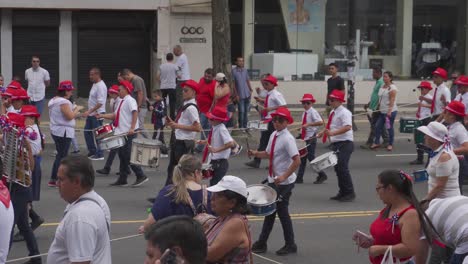 Schulkapelle-Tritt-Während-Der-Parade-Zum-Unabhängigkeitstag-In-Costa-Rica-Auf